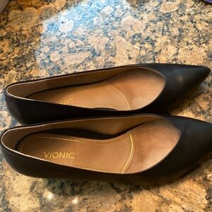 Women’s Black pointed pump with “kitten” heel